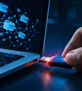 Retirer une clé USB sans l’éjecter : image ou photo d'une clé usb en train d’être retirée d’un ordinateur portable, avec une petite alerte rouge ou orange à l’écran. À côté, quelques fichiers ou icônes semblent “se casser” ou disparaître pour symboliser le risque de perte de données.