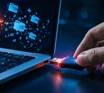 Retirer une clé USB sans l’éjecter : image ou photo d'une clé usb en train d’être retirée d’un ordinateur portable, avec une petite alerte rouge ou orange à l’écran. À côté, quelques fichiers ou icônes semblent “se casser” ou disparaître pour symboliser le risque de perte de données.