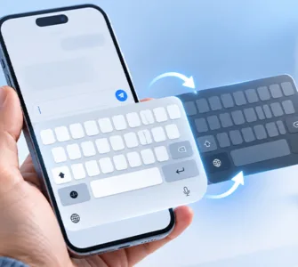 Changer le clavier d'un téléphone : image ou photo d'une main tenant un smartphone avec deux claviers virtuels superposés et des flèches symbolisant le changement de clavier sur téléphone.